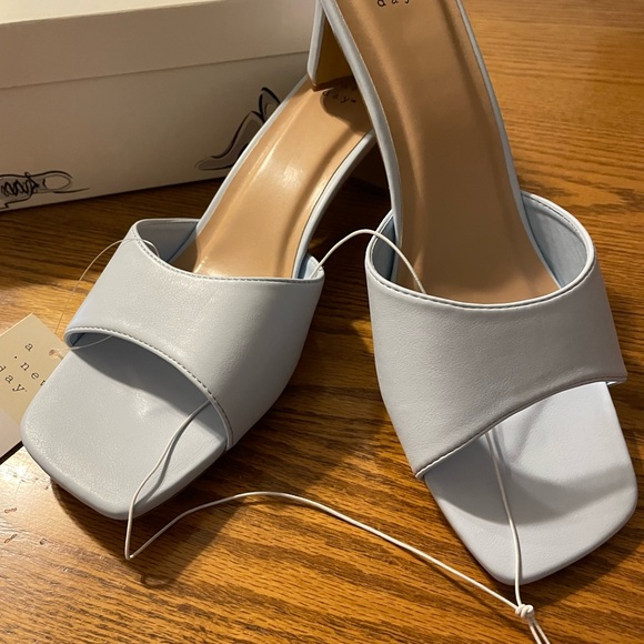 Light blue light on heels shoes - Picture 4 of 12